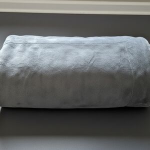 SOCHOW Plush Gray Blanket 50" X 60" (EUC)